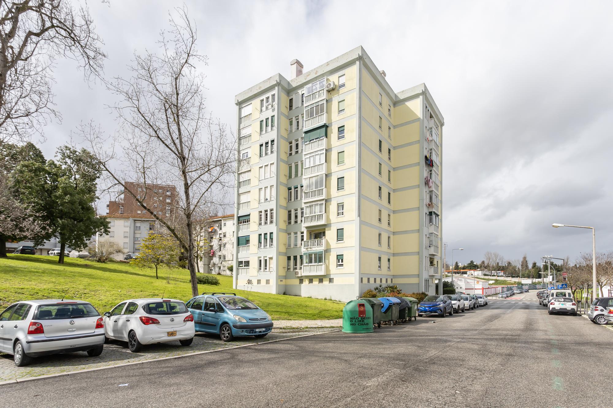 Apartamento T4 em Lisboa com Vista Panorâmica e Acessibilidade - Image 42