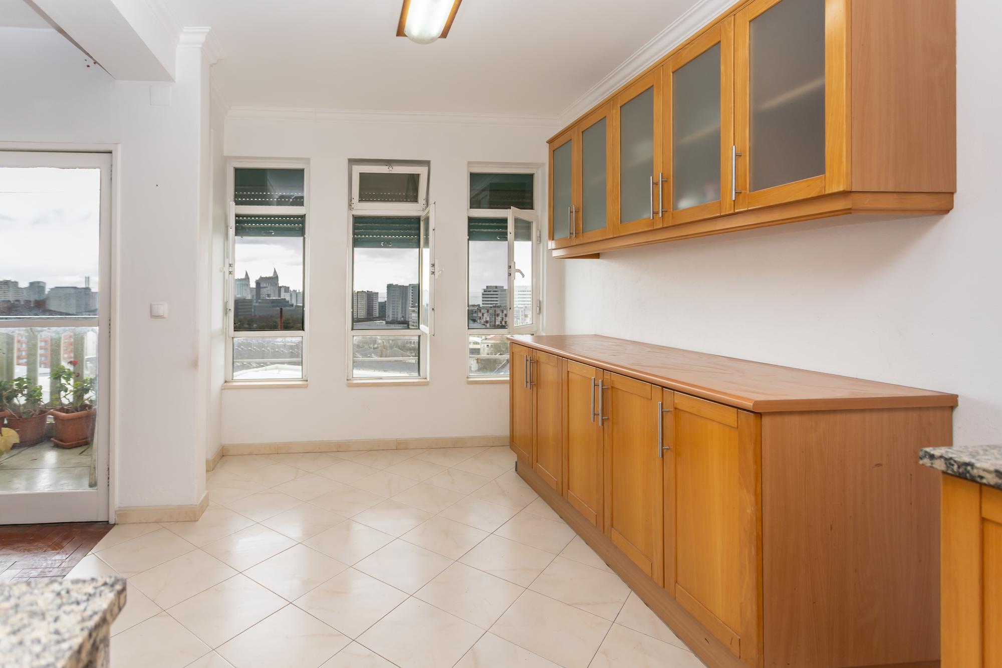 Apartamento T4 em Lisboa com Vista Panorâmica e Acessibilidade - Image 6