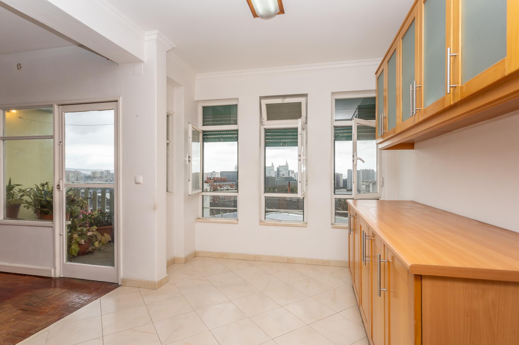 Apartamento T4 em Lisboa com Vista Panorâmica e Acessibilidade - Image 3