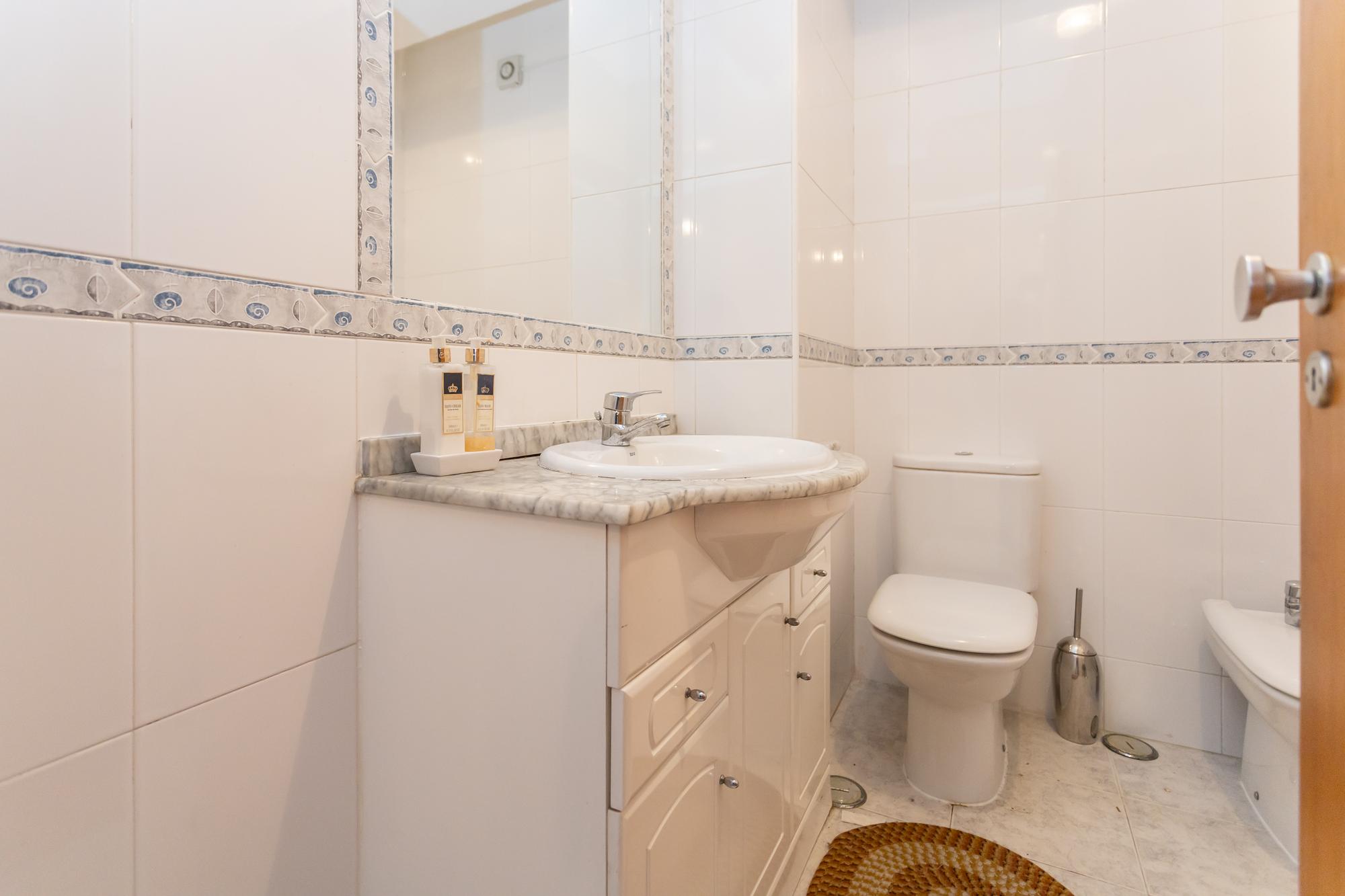 Apartamento T4 em Lisboa com Vista Panorâmica e Acessibilidade - Image 17