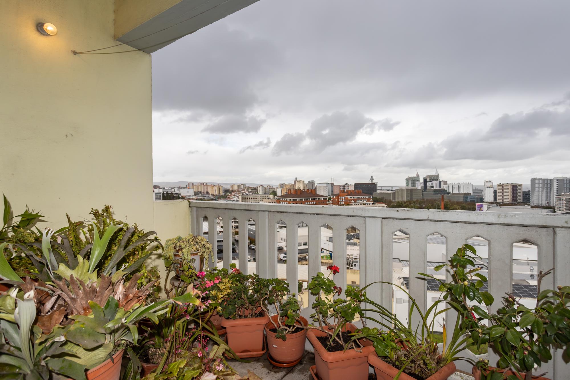 Apartamento T4 em Lisboa com Vista Panorâmica e Acessibilidade - Image 14