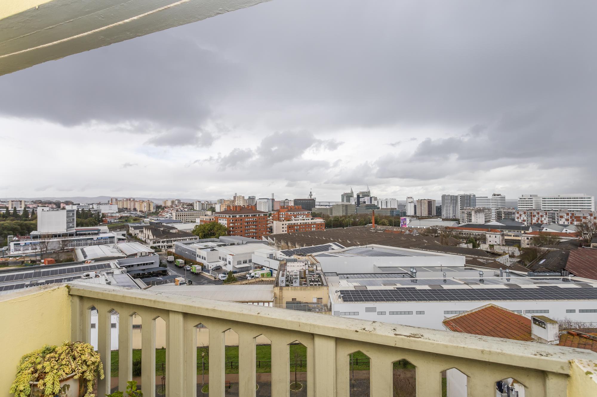 Apartamento T4 em Lisboa com Vista Panorâmica e Acessibilidade - Image 16