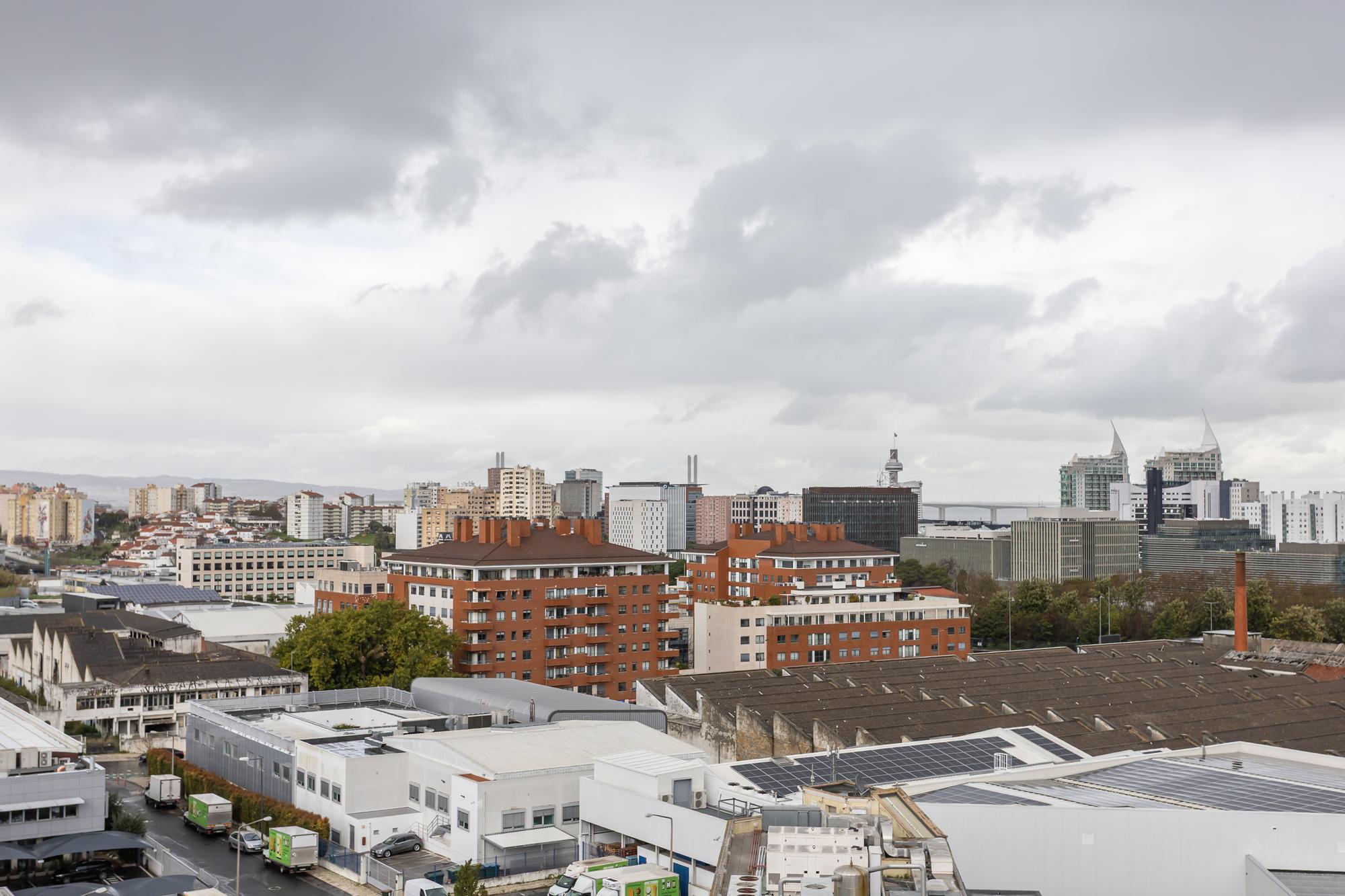 Apartamento T4 em Lisboa com Vista Panorâmica e Acessibilidade - Image 48