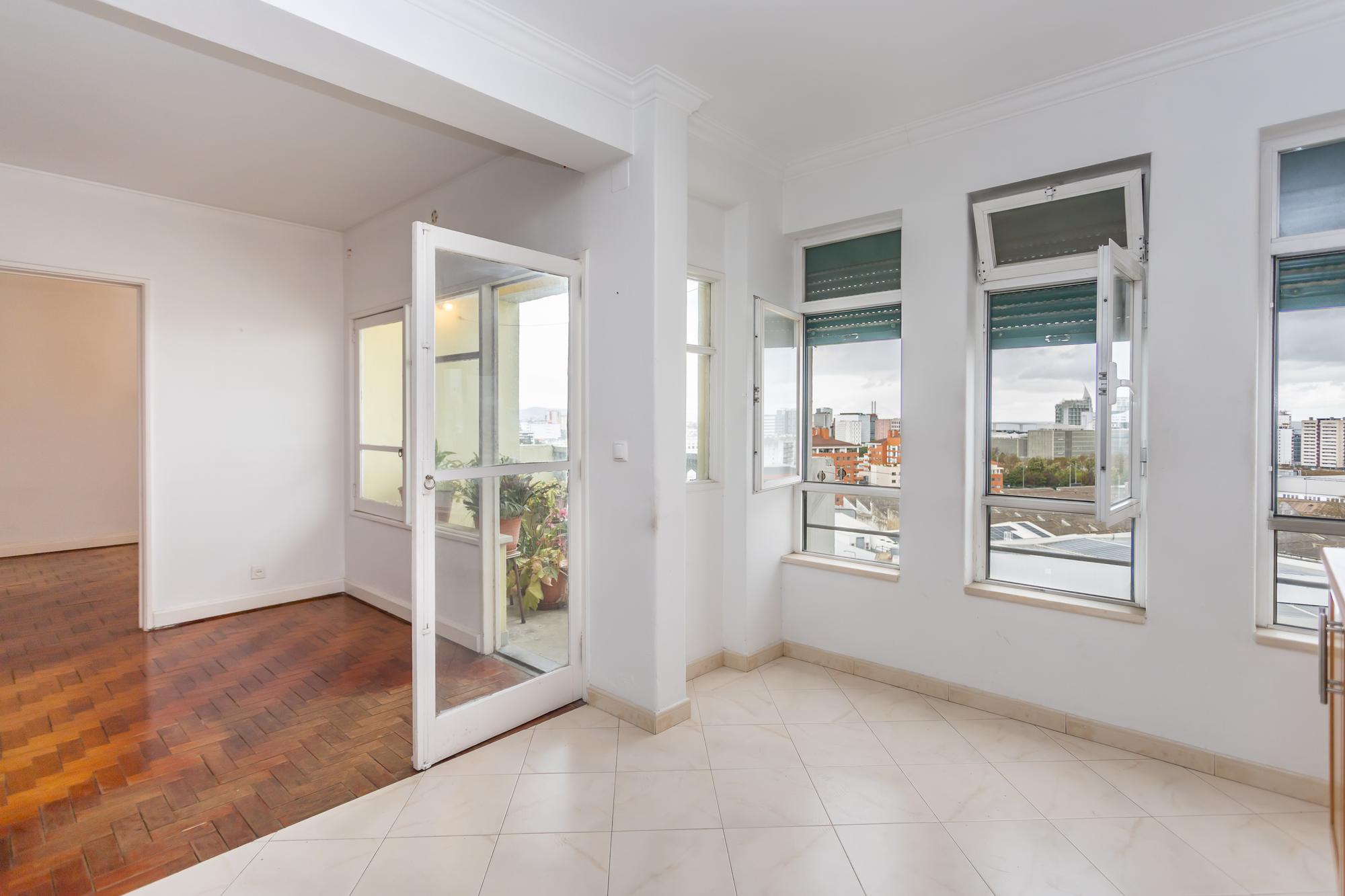 Apartamento T4 em Lisboa com Vista Panorâmica e Acessibilidade - Image 11