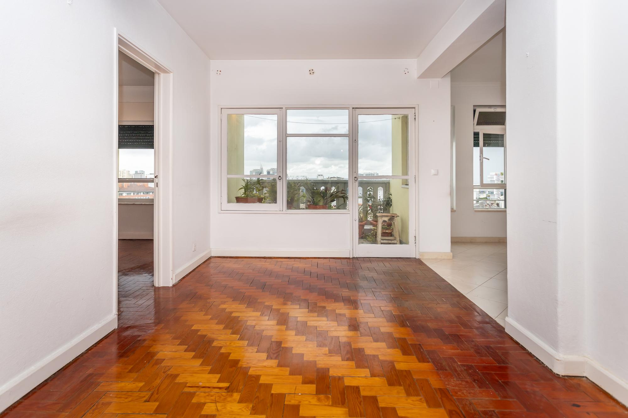 Apartamento T4 em Lisboa com Vista Panorâmica e Acessibilidade - Image 9