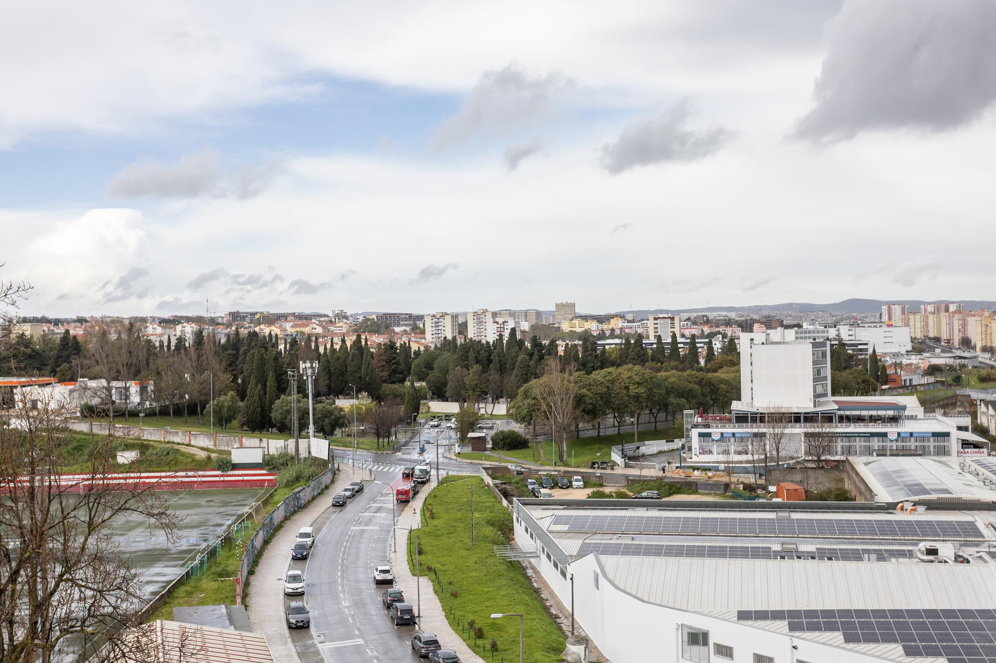 Apartamento T4 em Lisboa com Vista Panorâmica e Acessibilidade - Image 46